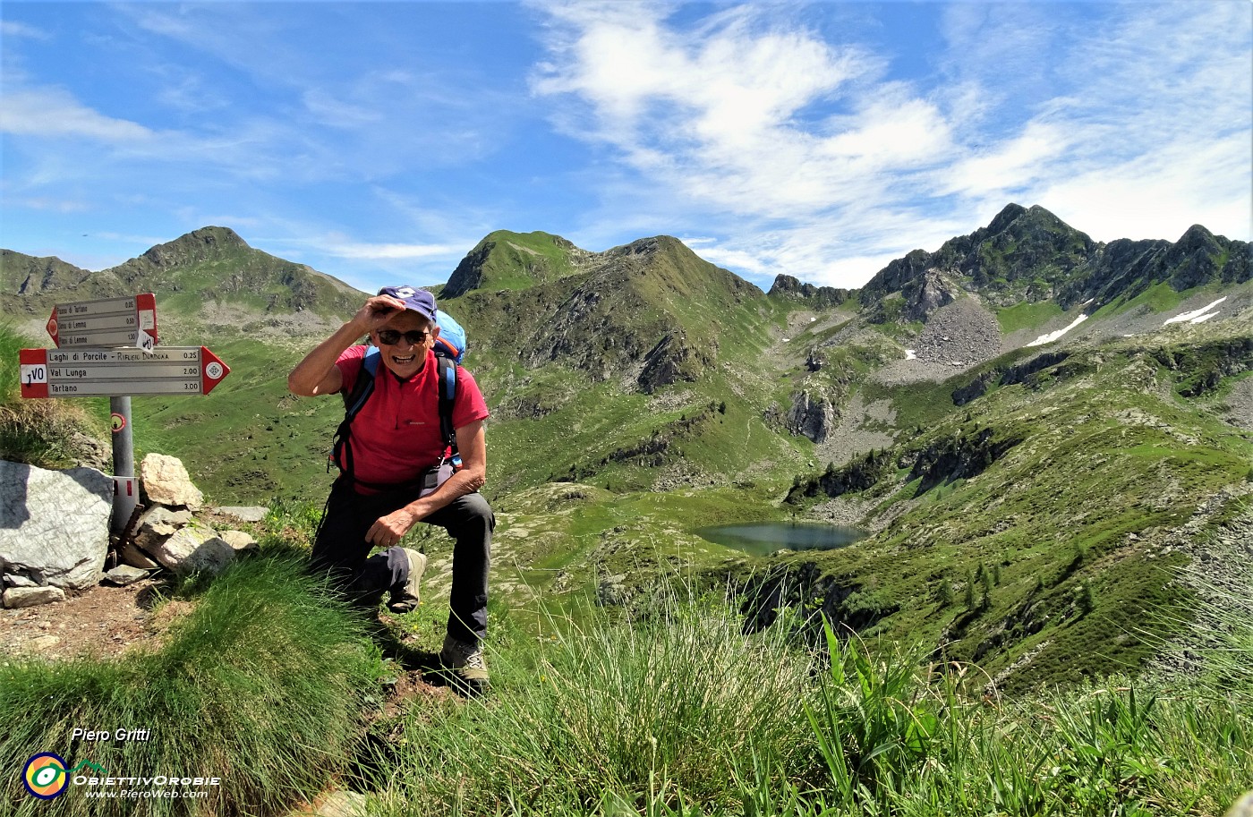 32 Alla bocchetta incrocio sent. 201- 112 vista verso i Laghi di Porcile con Cima Cadelle a dx e Cima Vallocci a sx.JPG -                                